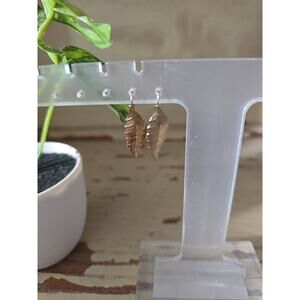 Vtg Gold Tone Leaf Shaped Classic Boho Minimalist Jewelry Drop Dangle Earrings